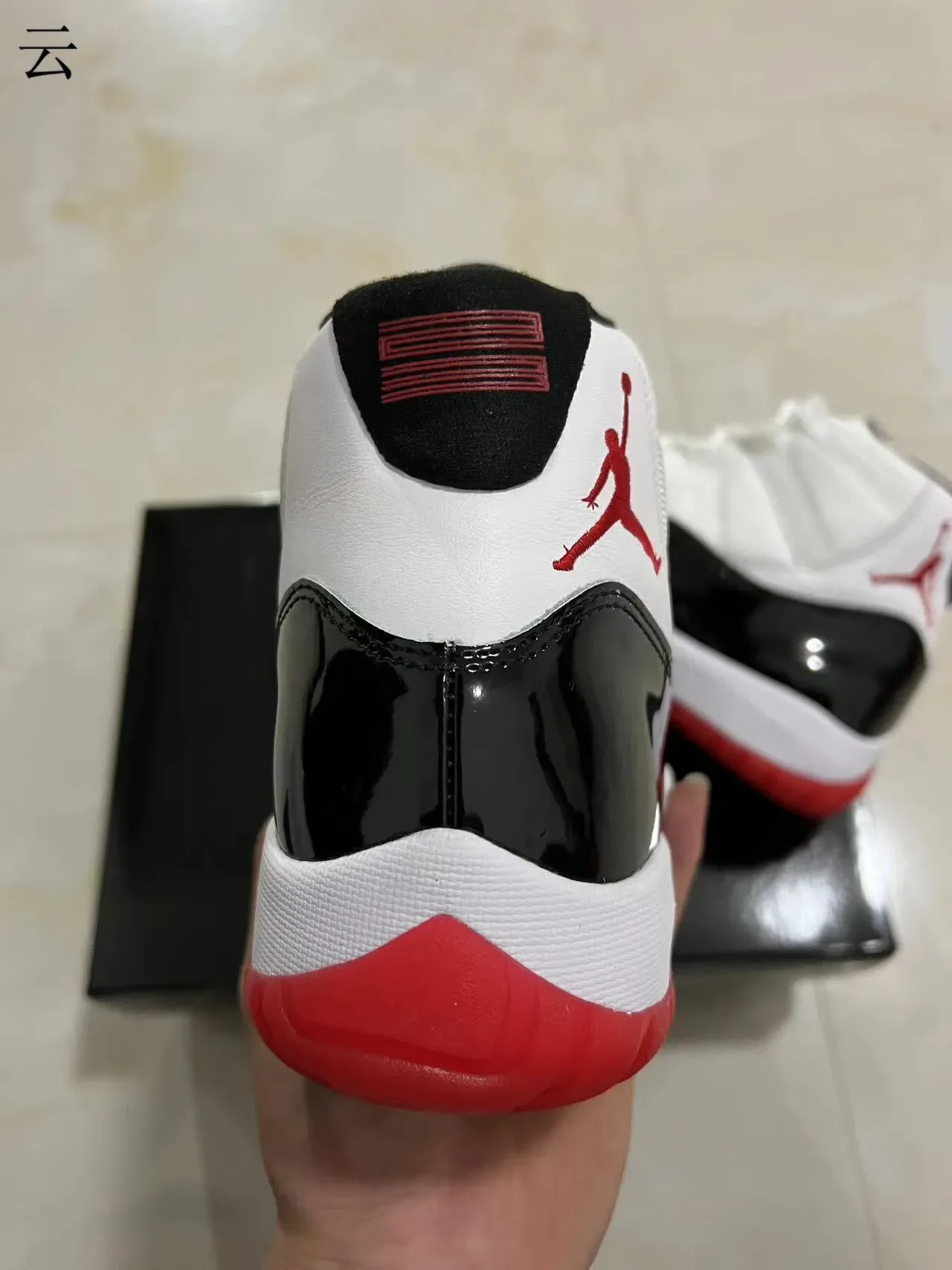 Air Jordan 11 白黑红篮球鞋 8