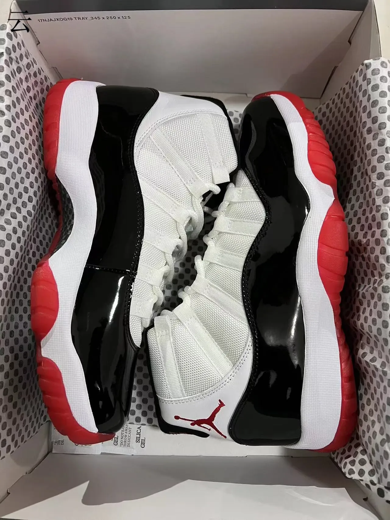 Air Jordan 11 白黑红篮球鞋 9