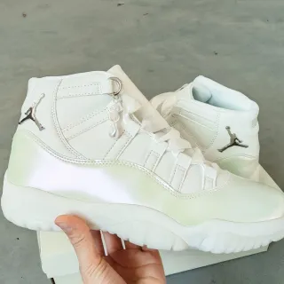 Tênis de basquete Air Jordan 11 branco gradiente iridescente