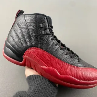 Tênis de basquete Air Jordan 12 em couro granulado preto e vermelho