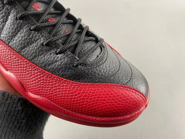 Tênis de basquete Air Jordan 12 em couro granulado preto e vermelho 2