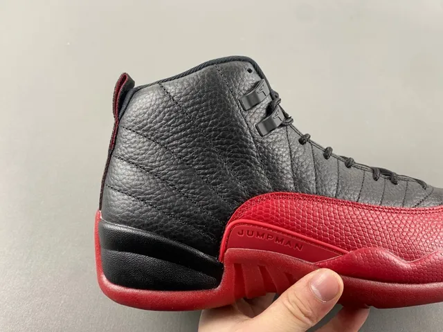 Tênis de basquete Air Jordan 12 em couro granulado preto e vermelho 3