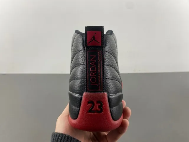 Tênis de basquete Air Jordan 12 em couro granulado preto e vermelho 4