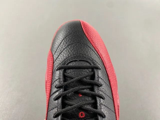 Tênis de basquete Air Jordan 12 em couro granulado preto e vermelho 5