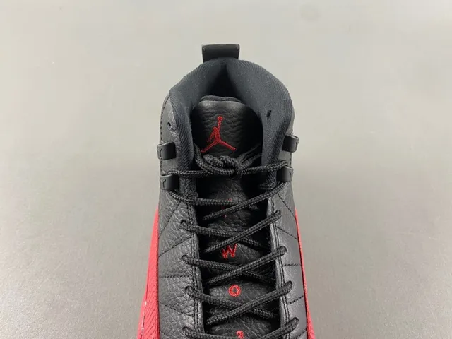 Tênis de basquete Air Jordan 12 em couro granulado preto e vermelho 6