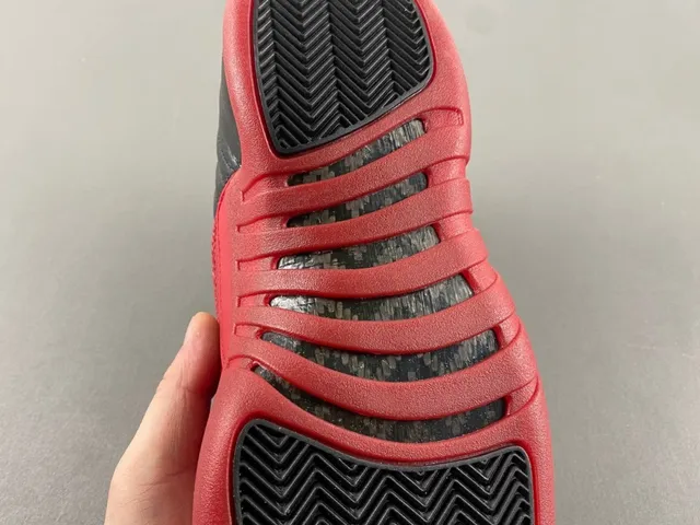 Tênis de basquete Air Jordan 12 em couro granulado preto e vermelho 7