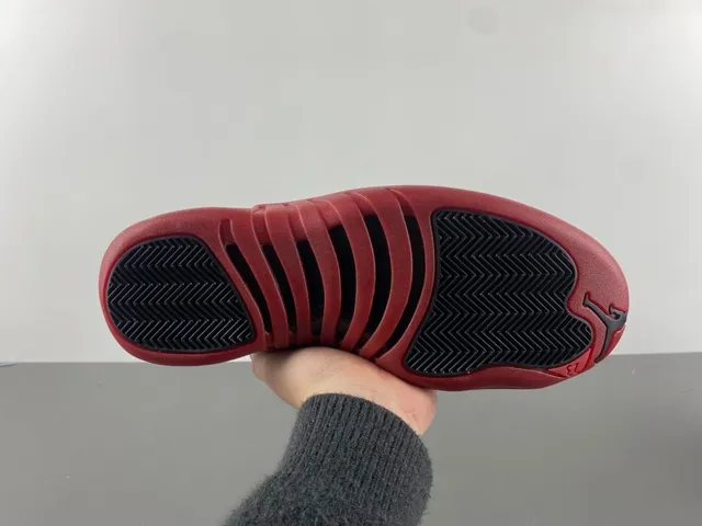 Tênis de basquete Air Jordan 12 em couro granulado preto e vermelho 8