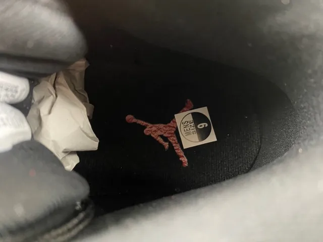 Tênis de basquete Air Jordan 12 em couro granulado preto e vermelho 9
