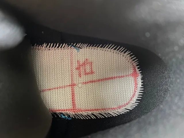 Tênis de basquete Air Jordan 12 em couro granulado preto e vermelho 10