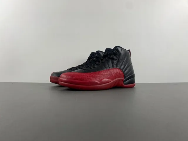 Tênis de basquete Air Jordan 12 em couro granulado preto e vermelho 11