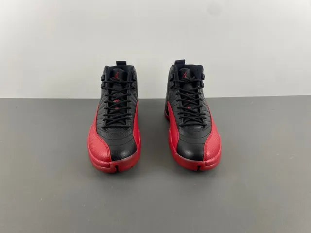 Tênis de basquete Air Jordan 12 em couro granulado preto e vermelho 12