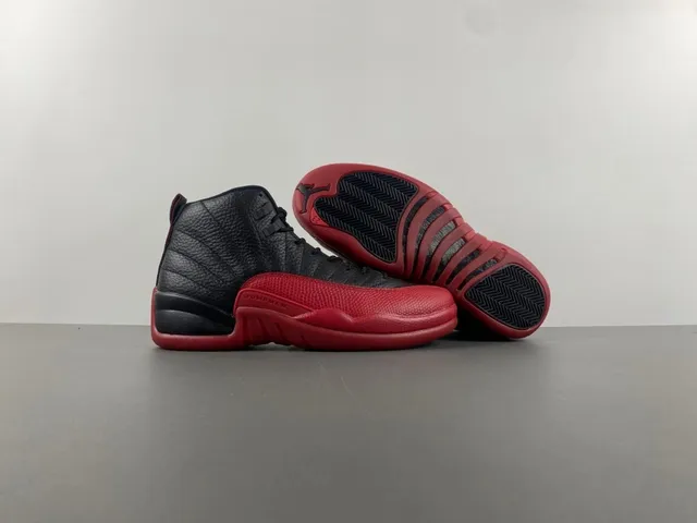 Tênis de basquete Air Jordan 12 em couro granulado preto e vermelho 13