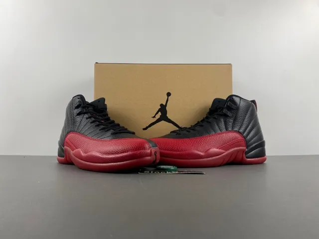 Tênis de basquete Air Jordan 12 em couro granulado preto e vermelho 14