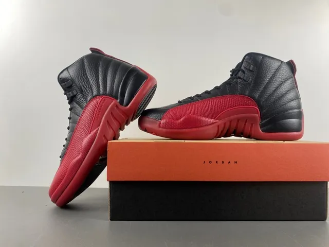 Tênis de basquete Air Jordan 12 em couro granulado preto e vermelho 15