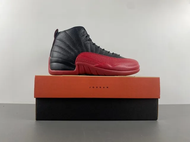 Tênis de basquete Air Jordan 12 em couro granulado preto e vermelho 16