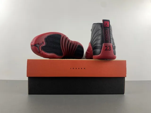 Tênis de basquete Air Jordan 12 em couro granulado preto e vermelho 17