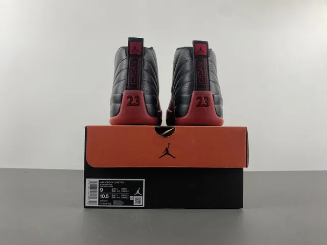 Tênis de basquete Air Jordan 12 em couro granulado preto e vermelho 18