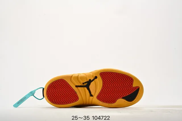 Chaussures de basketball pour enfants Air Jordan 12 noir et jaune 10