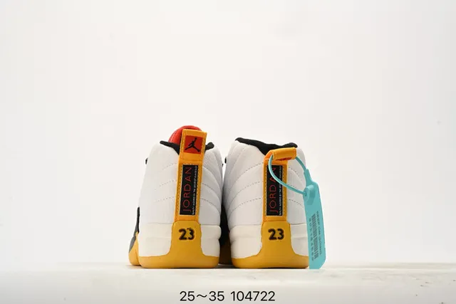 Chaussures de basketball pour enfants Air Jordan 12 noir et jaune 22