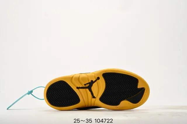 Chaussures de basketball pour enfants Air Jordan 12 noir et jaune 23