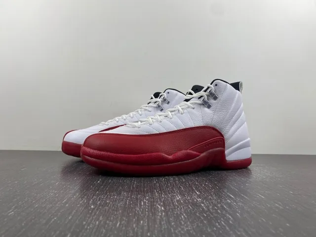 Air Jordan 12 Chaussures de basketball blanc et rouge 2