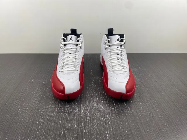 Air Jordan 12 Chaussures de basketball blanc et rouge 3