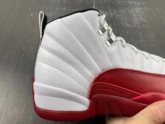 Air Jordan 12 Chaussures de basketball blanc et rouge 4