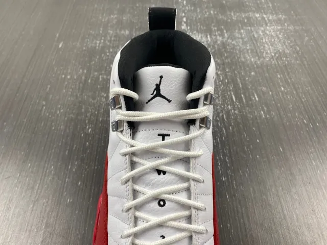 Air Jordan 12 Chaussures de basketball blanc et rouge 8