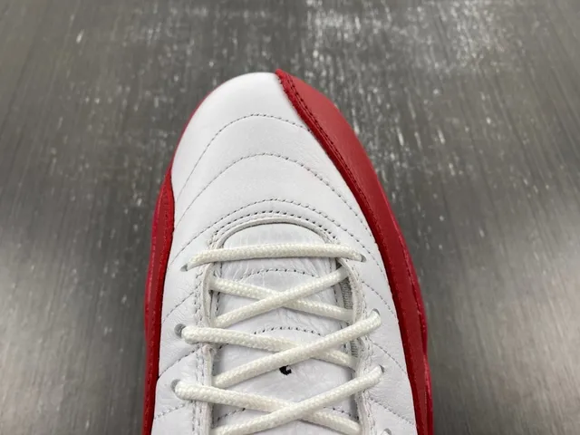 Air Jordan 12 Chaussures de basketball blanc et rouge 9