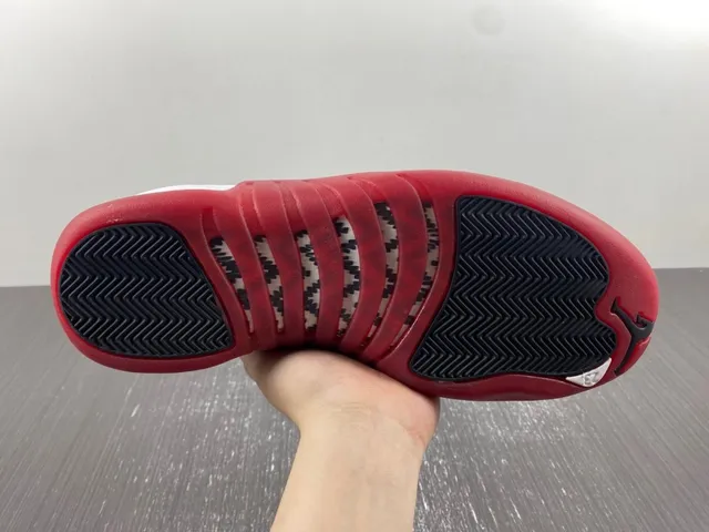 Air Jordan 12 Chaussures de basketball blanc et rouge 10