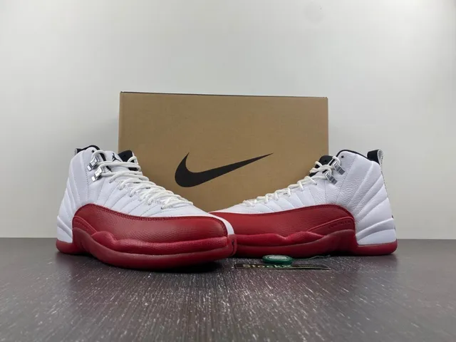 Air Jordan 12 Chaussures de basketball blanc et rouge 14