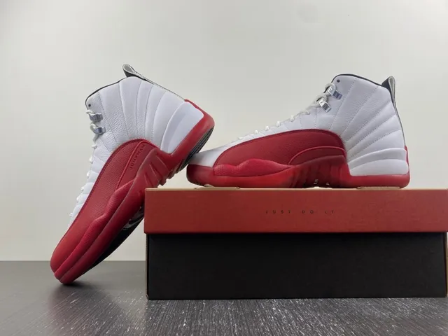 Air Jordan 12 Chaussures de basketball blanc et rouge 15