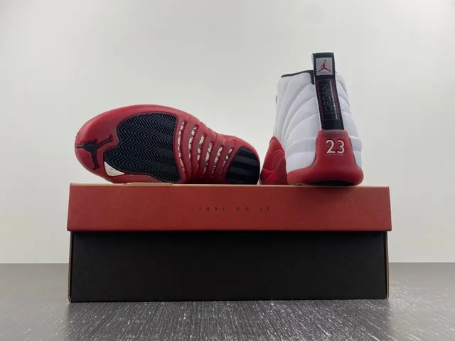 Air Jordan 12 Chaussures de basketball blanc et rouge 16