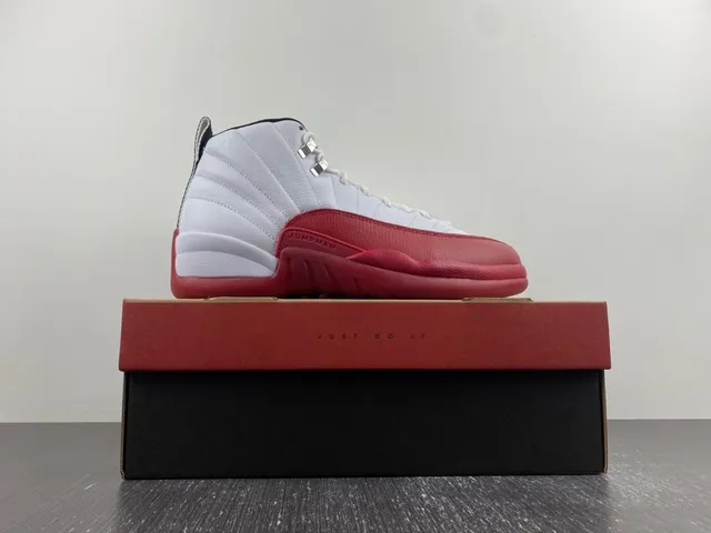 Air Jordan 12 Chaussures de basketball blanc et rouge 17