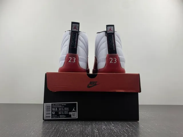 Air Jordan 12 Chaussures de basketball blanc et rouge 18