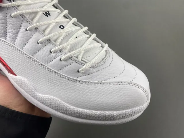 Air Jordan 12 白红黑篮球鞋 3