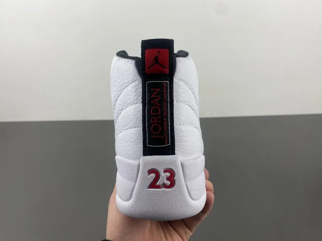 Air Jordan 12 白红黑篮球鞋 4