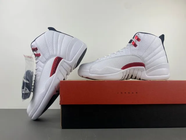 Air Jordan 12 白红黑篮球鞋 15
