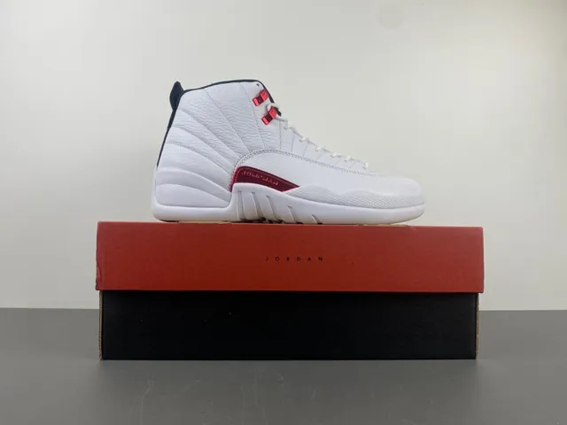 Air Jordan 12 白红黑篮球鞋 16