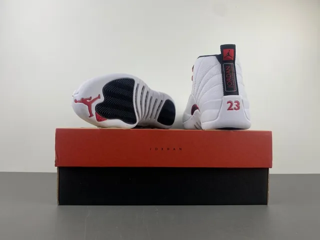 Air Jordan 12 白红黑篮球鞋 17
