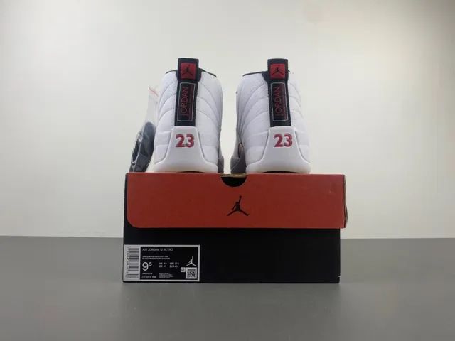 Air Jordan 12 白红黑篮球鞋 18