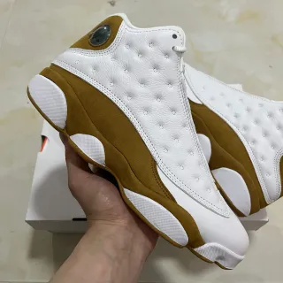 Tênis de basquete Air Jordan 13 acolchoado branco e bege