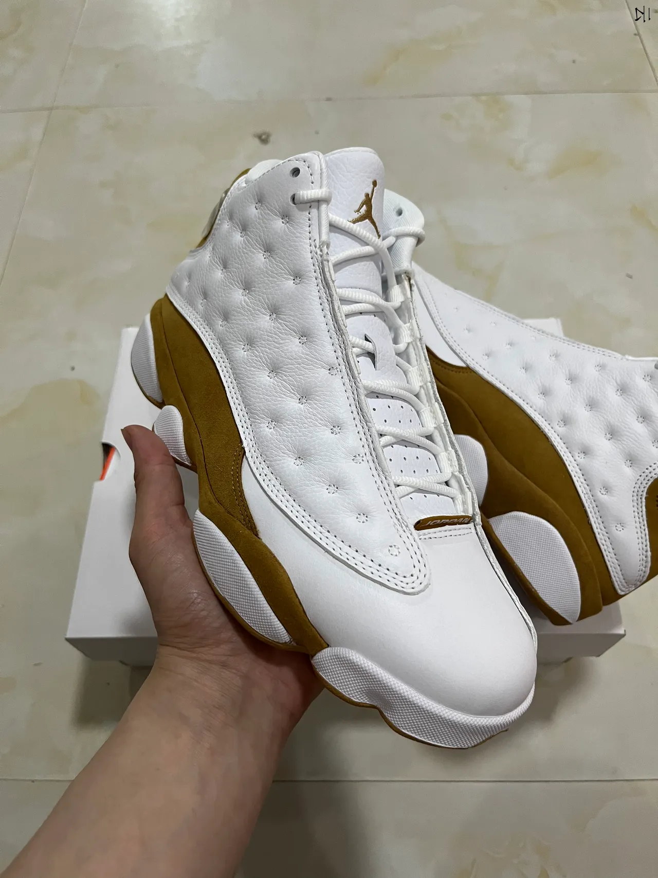حذاء كرة السلة Air Jordan 13 المبطن باللونين الأبيض والبني الفاتح 2