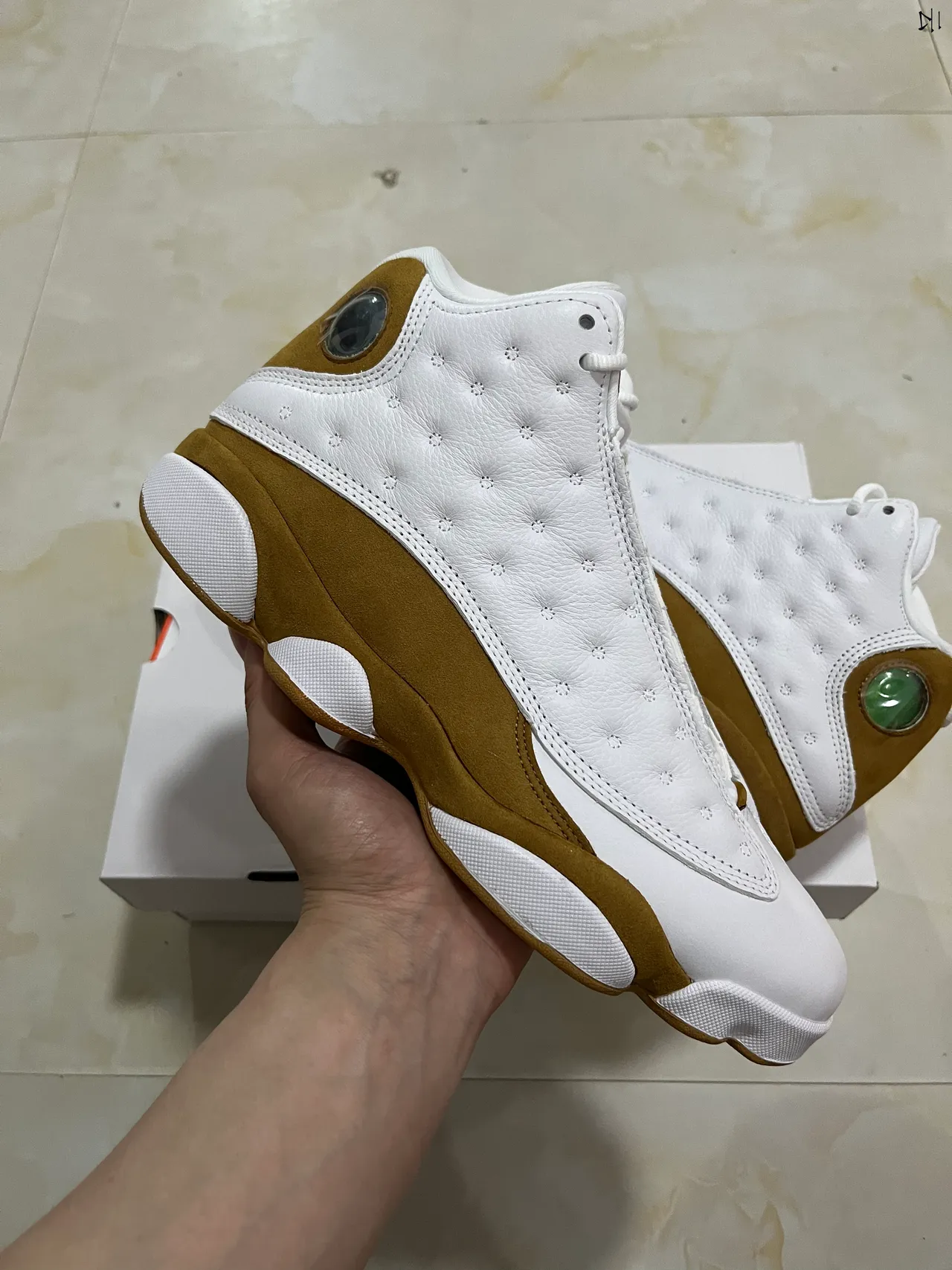 حذاء كرة السلة Air Jordan 13 المبطن باللونين الأبيض والبني الفاتح 3
