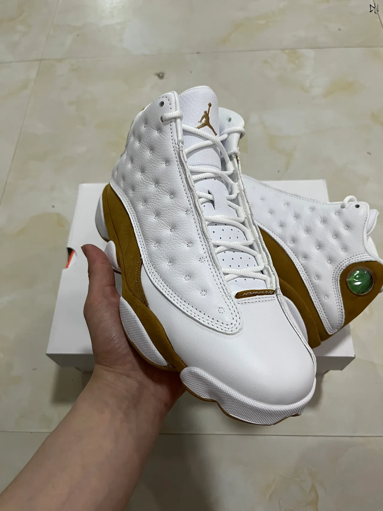 حذاء كرة السلة Air Jordan 13 المبطن باللونين الأبيض والبني الفاتح 4