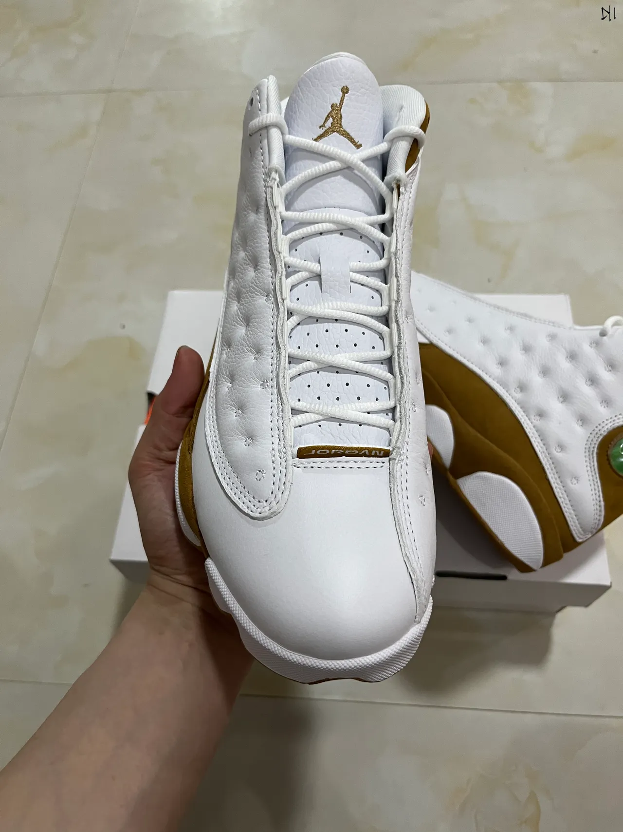 حذاء كرة السلة Air Jordan 13 المبطن باللونين الأبيض والبني الفاتح 5