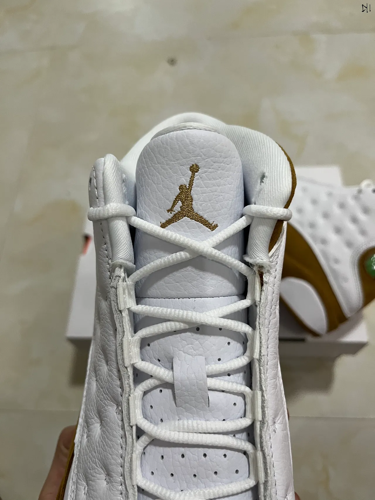 حذاء كرة السلة Air Jordan 13 المبطن باللونين الأبيض والبني الفاتح 6