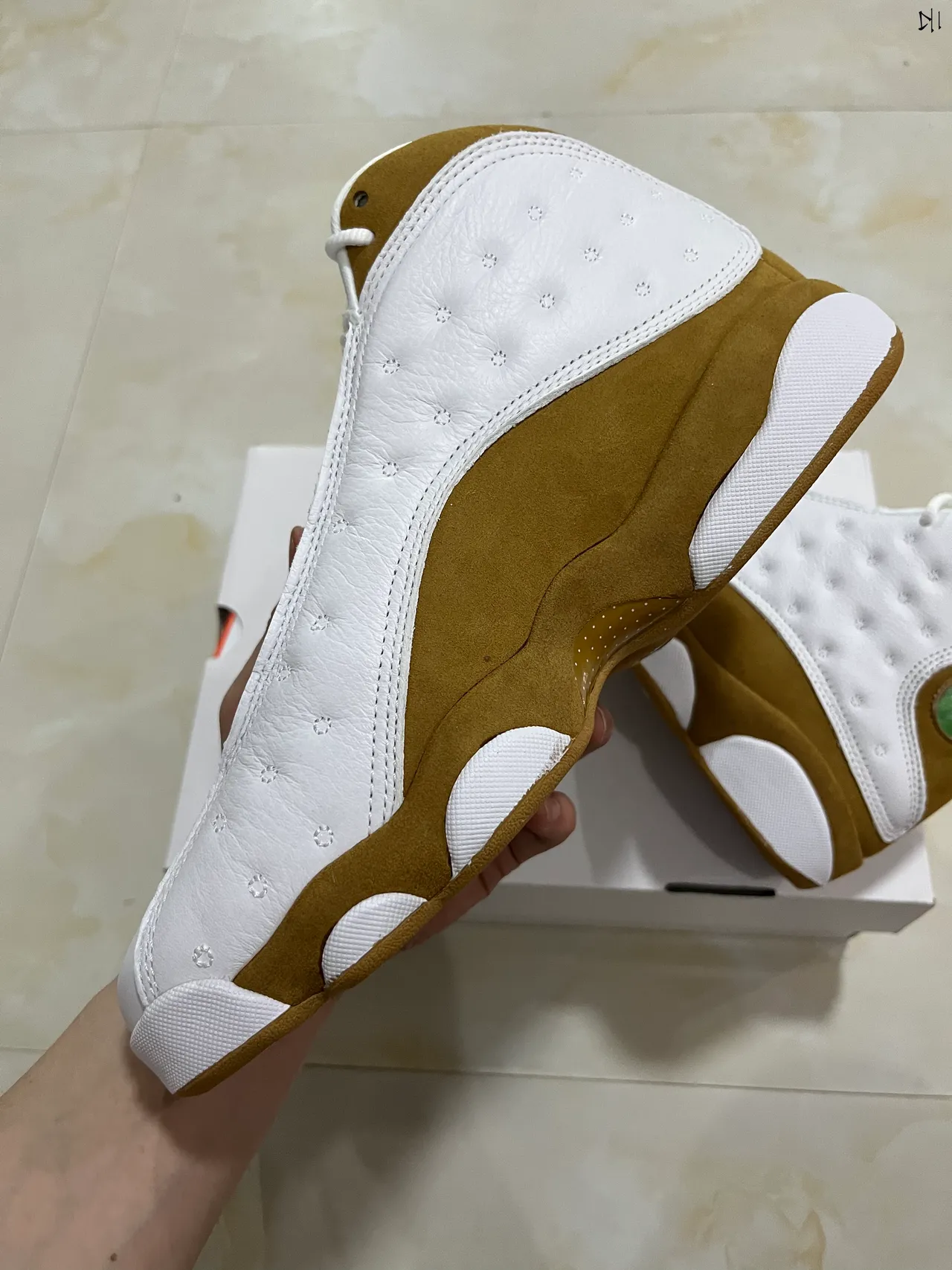 حذاء كرة السلة Air Jordan 13 المبطن باللونين الأبيض والبني الفاتح 7