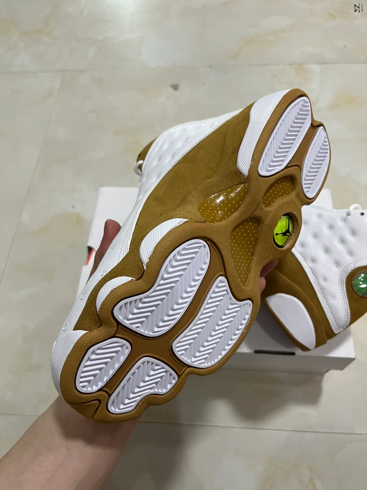 حذاء كرة السلة Air Jordan 13 المبطن باللونين الأبيض والبني الفاتح 8