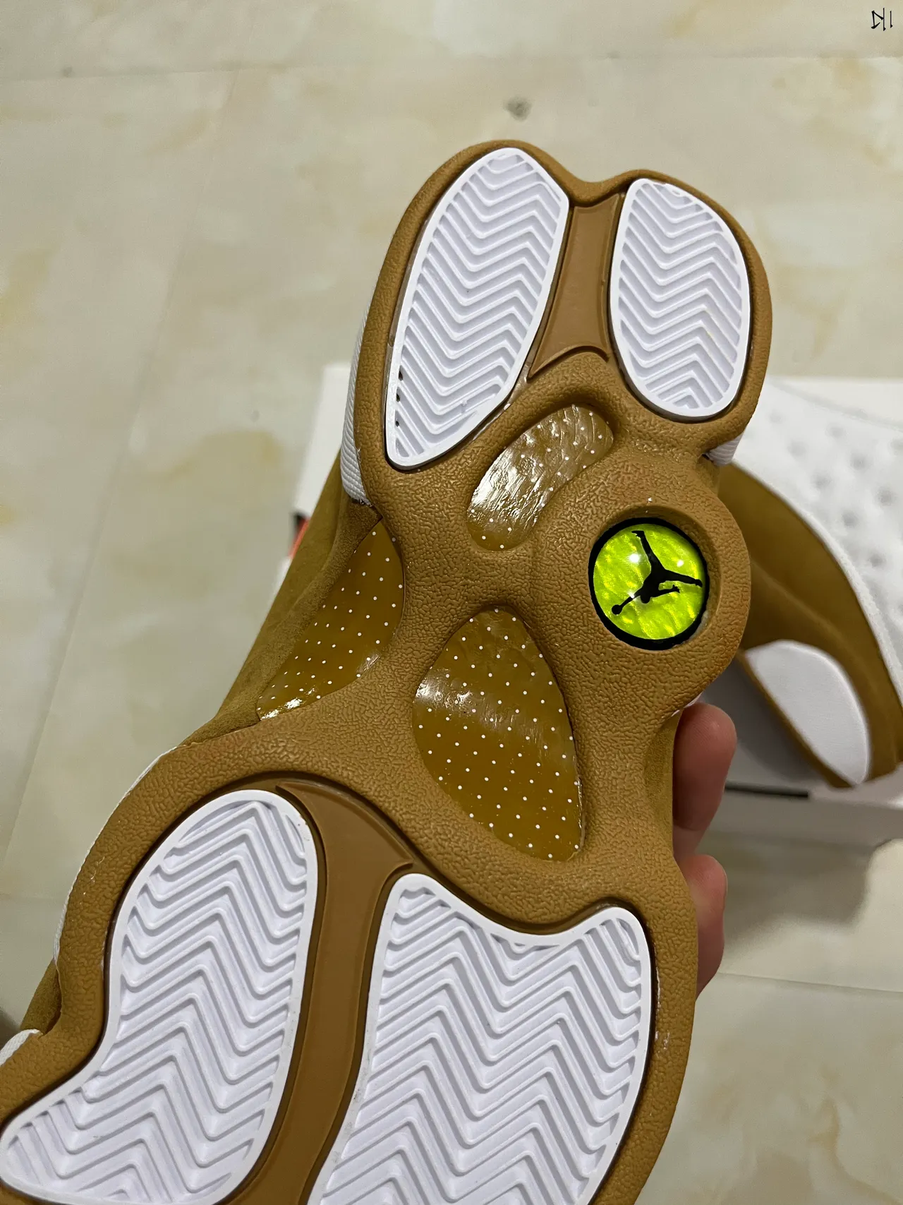 حذاء كرة السلة Air Jordan 13 المبطن باللونين الأبيض والبني الفاتح 9